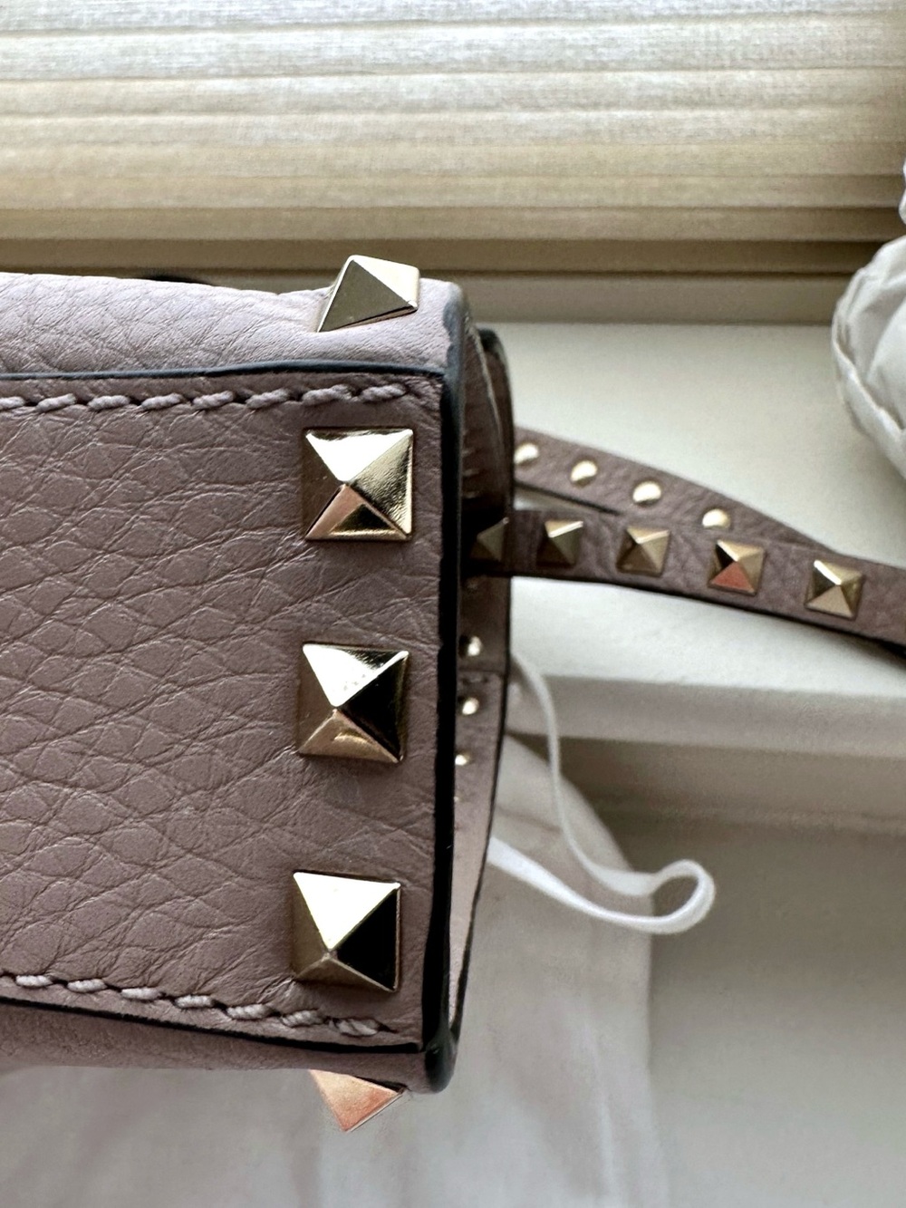 😍Valentino Garavani Rockstud Medium Shoulder Bag. NWT Neutral color - Picture 4 of 7